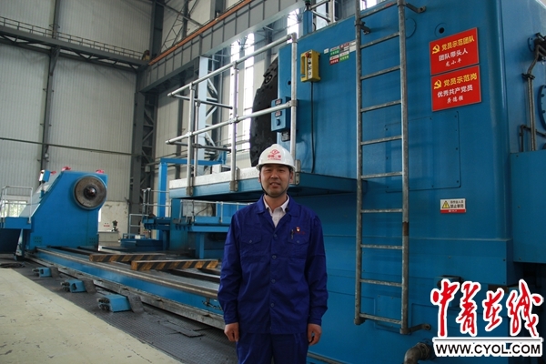 【中国梦·大国工匠篇】与“一根头发丝”较劲的倔强车工“龙一刀” 【中国梦·大国工匠篇】与“一根头发丝”较劲的倔强车工“龙一刀”