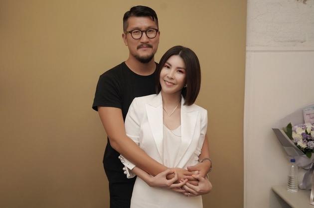 许茹芸压力大胃食道逆流 老公浪漫献花打气