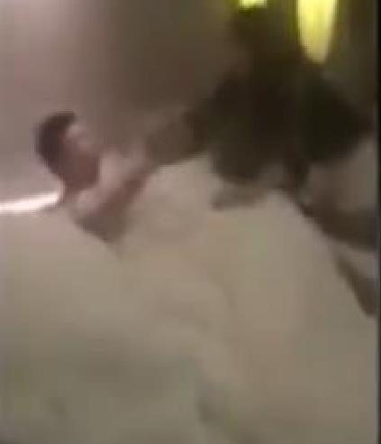 实拍:男子对漂亮妻子性冷淡酒店开房被抓 掀开被子后妻子惊呆