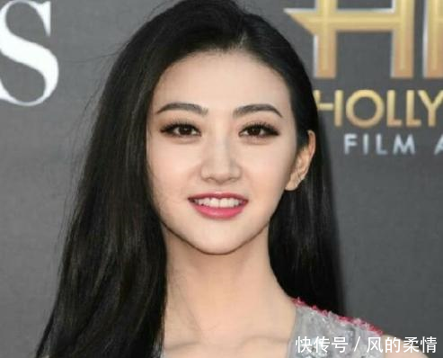 景甜穿深V紧身裙亮相活动身材惊艳全场,网友都