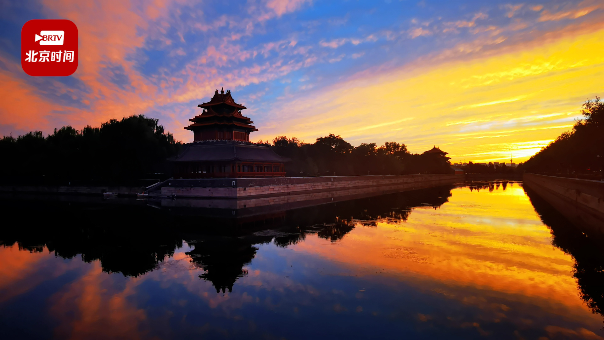 秋日的浪漫！当故宫角楼遇上漫天红霞