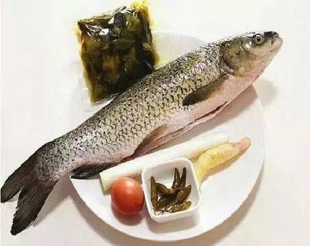 第一步:开始收拾鱼,把鱼洗干净,把鱼头剁下来,将鱼切好片.