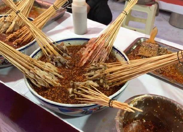 80后女子摆摊卖这"特色串串小吃"20块钱一大把,一天能卖近千元