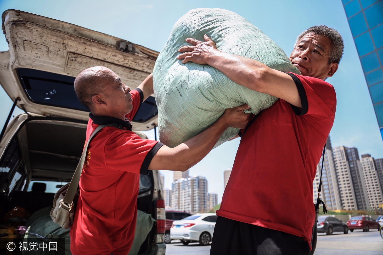 北漂"动批"扛包15年 给儿攒出一套房