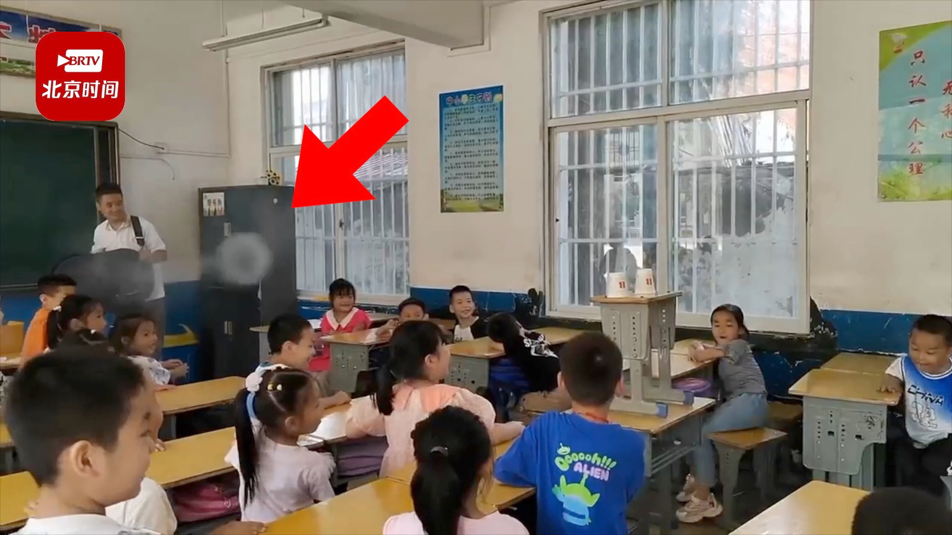 开学第一课老师演示空气炮打纸杯引学生欢呼