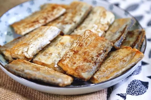 煎带鱼怎样不碎又不腥?秘诀看这里!