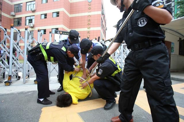 武汉警方昨组织护校应急演练