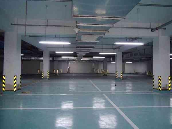 地下车位空着不让停,业主哭诉买不起,空间浪费