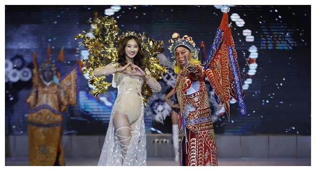 当维密遇上京剧,中外模特身穿维密服装大秀身