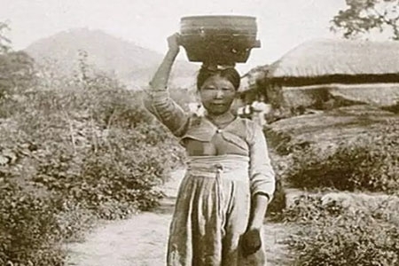 但是露乳却是韩国人的独创，不过韩国人却以此为傲，在当时那个年代，并不是所有女孩都有资格露乳的。只有来自于宫廷的或者已婚妇女才有资格这么穿。这样穿的目的有几个，一是为了方便已婚妇女喂奶。