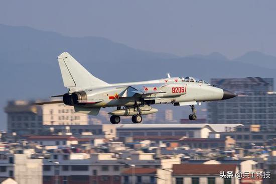 我军飞行员披露歼轰7试飞意外 方向舵座舱盖都