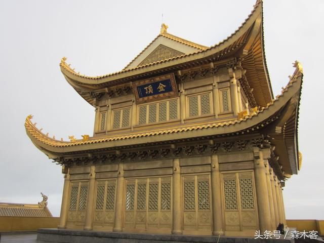 天府之国 从雷洞坪步行上山到金顶 下雨天黑风