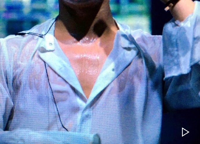 [got7][分享]170422 王嘉尔禁欲系白衬衫演绎湿身play 撩人画面引人