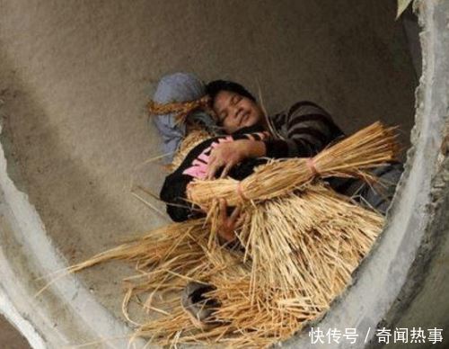 男子与稻草女友睡水泥管,拒绝回家中睡觉,路人