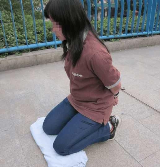 妻子旅游在外,却沉迷赌博三天输掉上千万,回家会跪求丈夫原谅