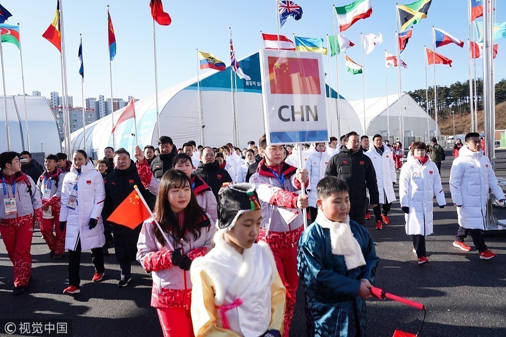 中国队平昌冬奥村举行升旗仪式 苟仲文出席 中国队平昌冬奥村举行升旗仪式 苟仲文出席
