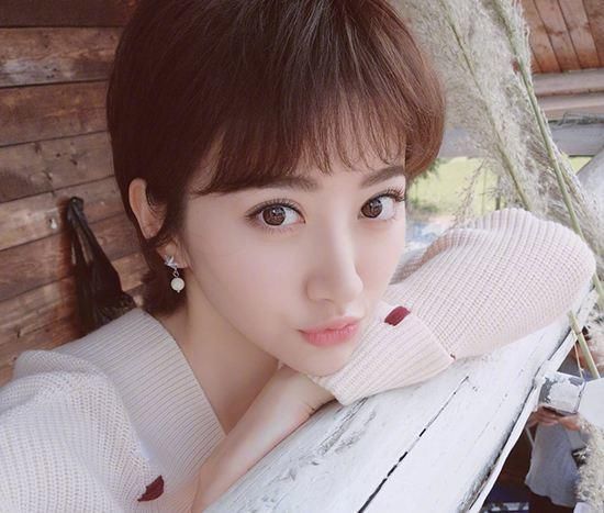 白色连衣裙的景甜,美腿如玉肌肤如雪,网友:恋爱