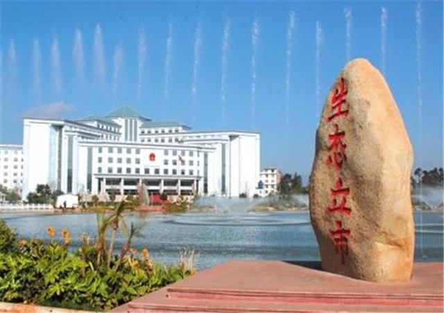 是云南第三大城市,GDP全国第四,人口稀少十几