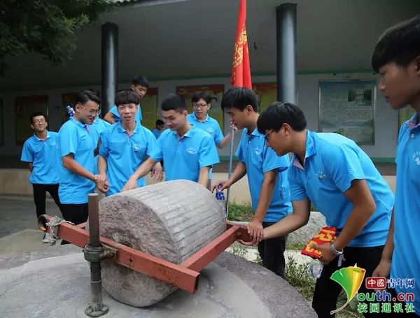 河南大学生走进红色裴寨社区 感受改革开放40