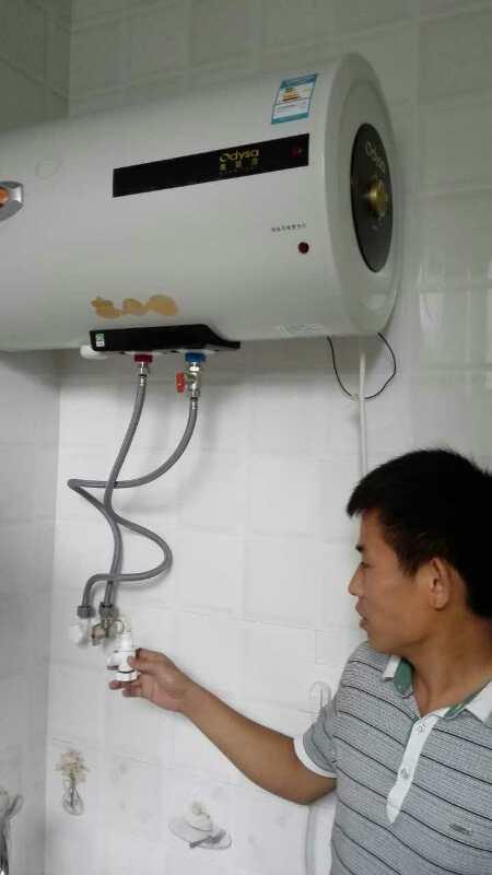 周口太康一住户买热水器 用半月漏水家里成鱼