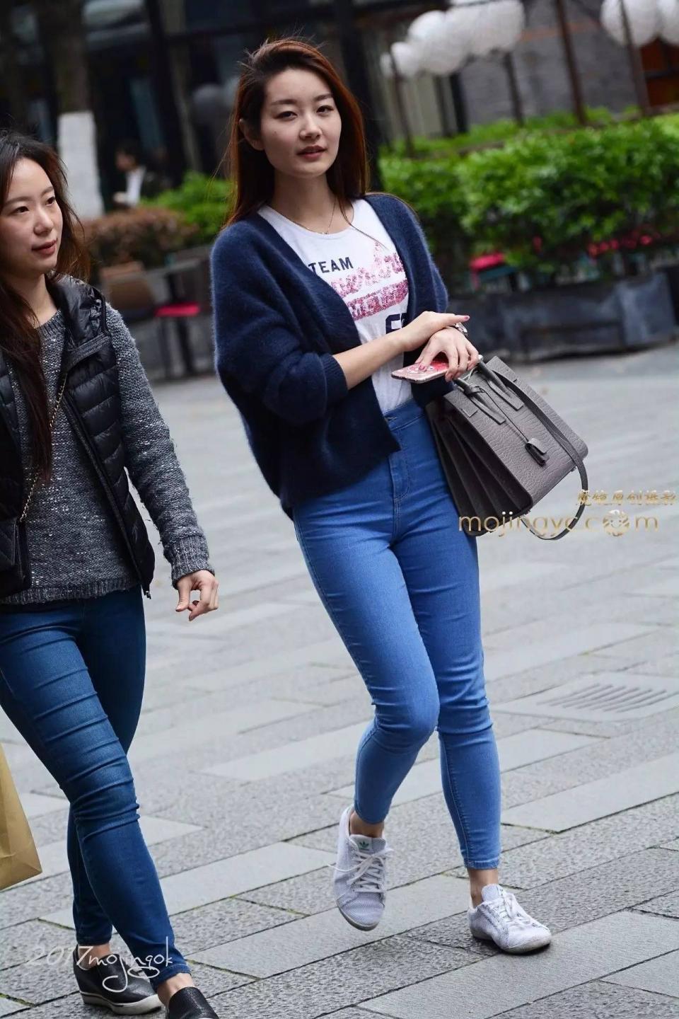 街拍:身材丰腴,超紧身牛仔裤美女,眼神斜眼看人