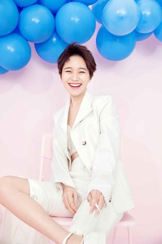 眼神杀!炮哥焦俊艳化身精灵少女 眼睛里有小星星