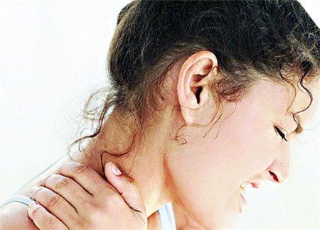 震惊!23岁姑娘每天做这事,颈椎差点掉下来!颈椎