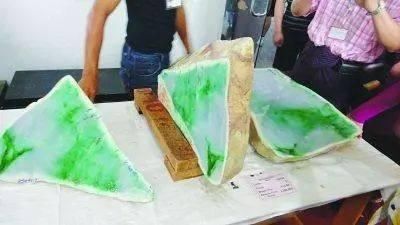 翡翠原石一刀200亿!帝王绿原石12亿!看一刀暴