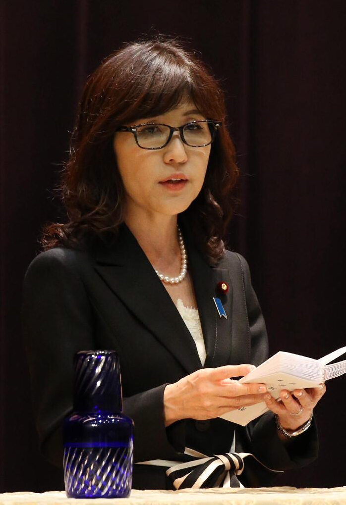 在此前担任安倍内阁阁僚期间，她每年都去参拜供奉有二战甲级战犯牌位的靖国神社，并宣称“靖国神社并非祈求不战之地，而是宣誓为国家前赴后继之所”。