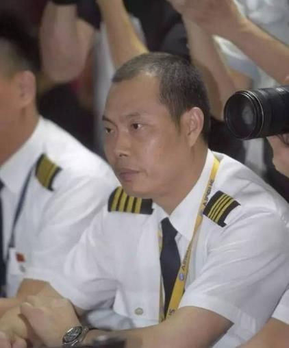 川航机长军装照曝光,引国外粉丝疯狂打call,网友