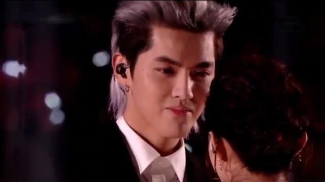 吴亦凡拥抱赵丽颖时你没注意到颖宝做了啥?两