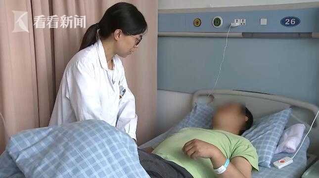 医生说，日常生活中如果大家偶尔吞下几颗杨梅核，一般是没什么大碍的，因为可以通过人体的正常排泄把它排出体外，但一次吃太多的话就麻烦了。另外，因为杨梅核比较坚硬，所以医生建议，老人、小孩和消化功能不好的人，千万不要吞咽。老年人的肠道蠕动功能变差、肠壁变薄，容易引起便秘；小孩的食道和气管细小，吞核容易被噎着，产生不良后果；本身有胃溃疡、消化道疾病、肠道炎症和腹部手术史的病人，吞食杨梅核后容易引起出血、穿孔、肠梗阻等情况，因此都是不适合吞咽杨梅核的。