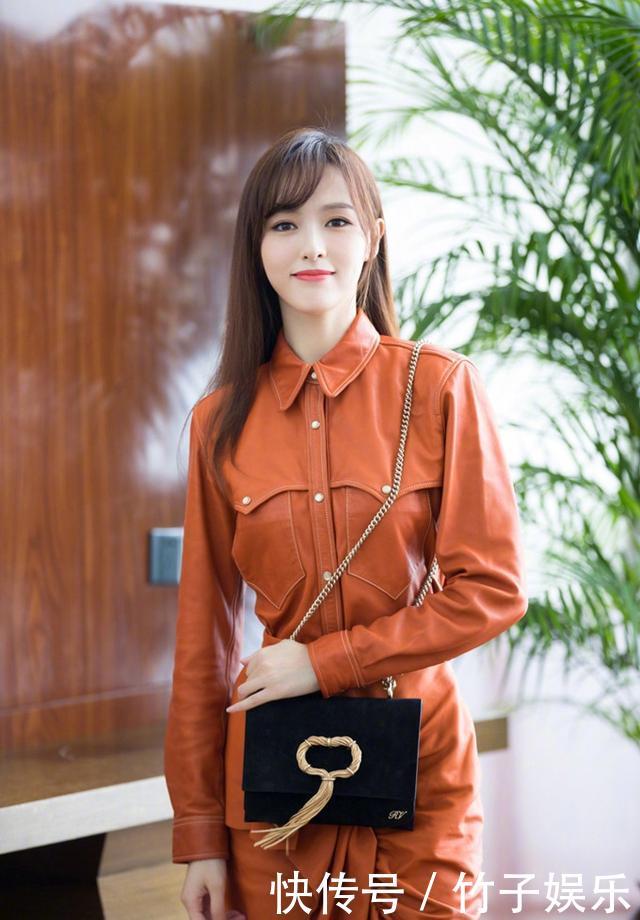 杨幂baby剪完刘海后,唐嫣也剪刘海,却没想到更