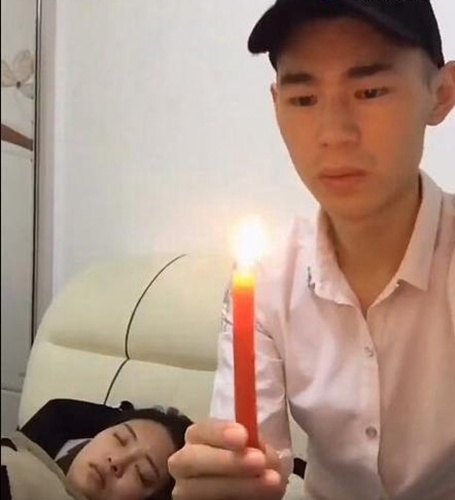 男子直播用蜡烛烫老婆的脸 结果好惨啊!