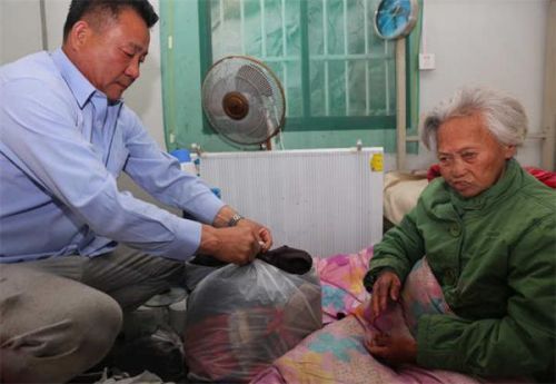 捡来流浪老太赡养12年八旬亲妈现在想回家