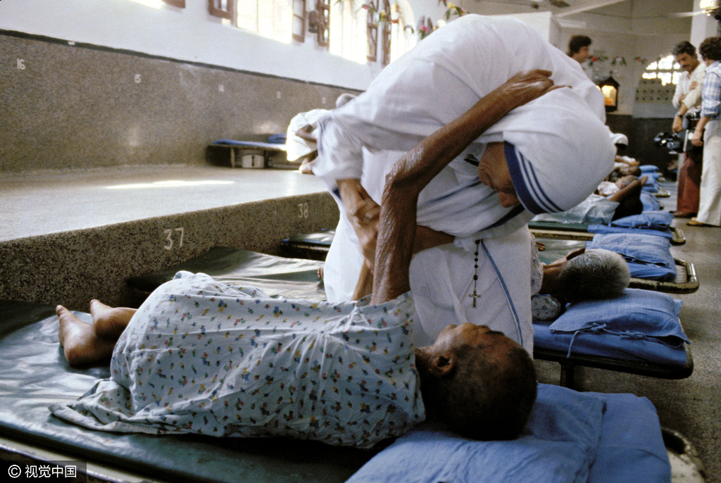 特蕾莎修女被孩子拥抱。