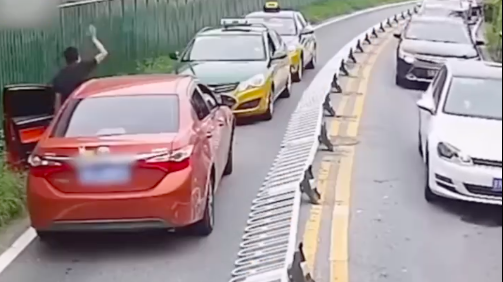 以赶火车为由疯狂逆行，推翻护栏逼退出租车，警方：行政拘留