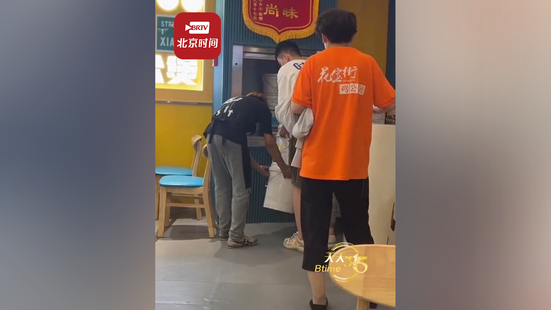 餐馆回应用传菜电梯运泔水：打烊后用，每天消毒