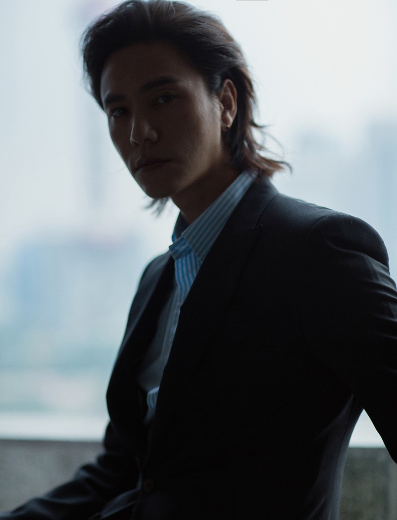 陈坤这是玩有颜任性? 个性逆光"黑脸"照依旧帅