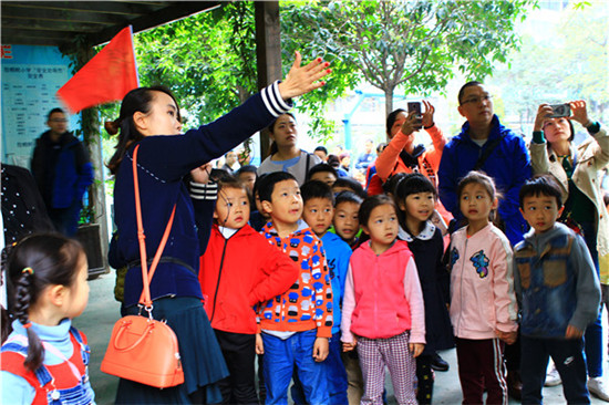 青羊区天府幼儿园组织幼儿走进泡桐树小学开展