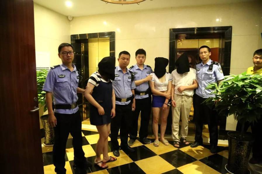 目前，犯罪嫌疑人万某、李某、周某等6人因涉嫌组织卖淫罪被公安机关依法刑事拘留。违法行为人袁某、蒋某、王某、吴某等18人分别被公安机关予以行政拘留并处罚款。