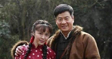 青年导演连奕名47岁头发花白让人心疼,两次婚