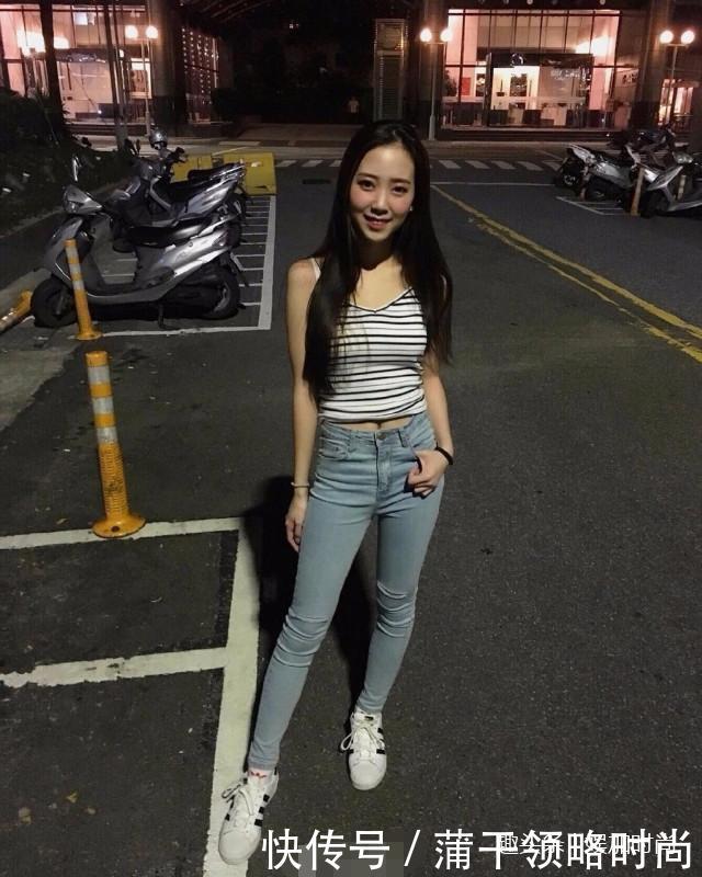 街拍:时尚妹子们的穿搭,皮裤和紧身裤差别在哪