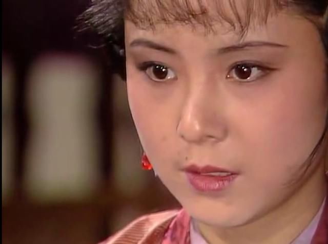 对比新旧版《红楼梦》的晴雯,杨幂演的晴雯让