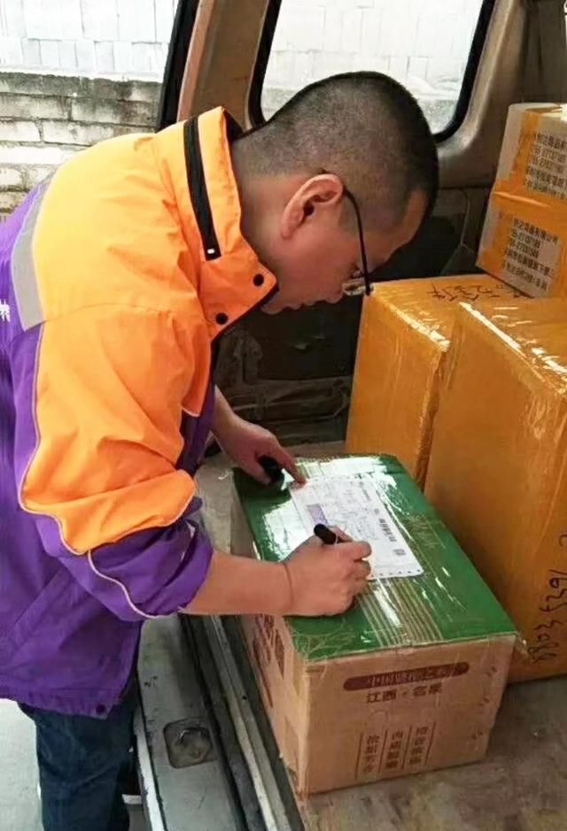 优速总裁亲自送快递;公路大数据:70、80后是货