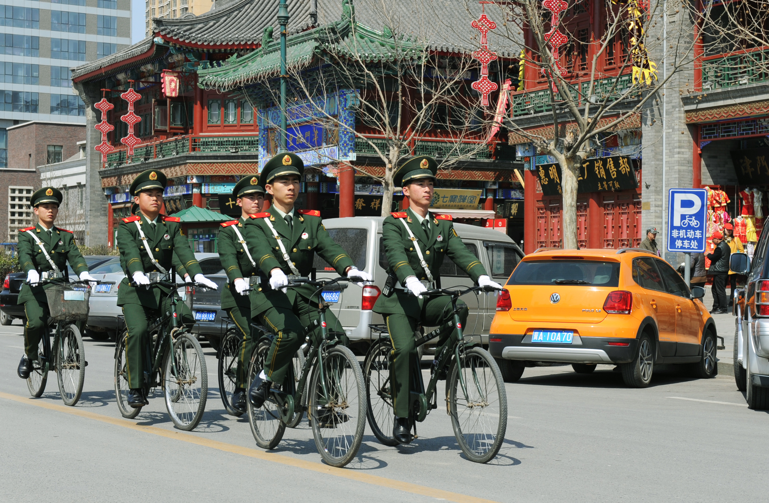 武警天津总队担负巡逻任务的官兵依法文明执勤。江传景摄