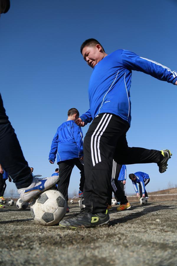 让学生从体育课中体会团队精神锻炼个人毅力