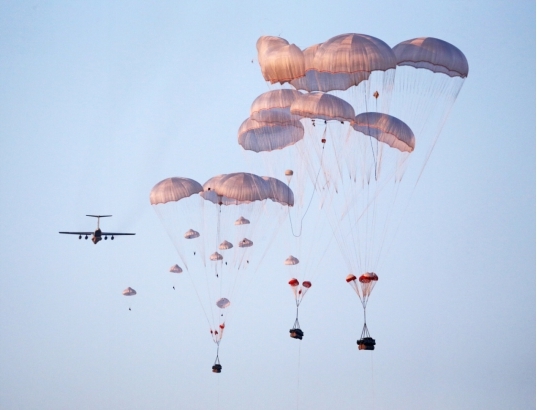 国产zbd03空降兵战车空投训练.(岑卓骏摄)