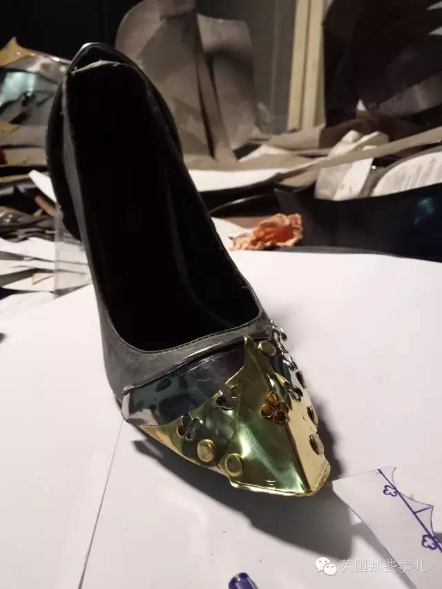 他的汪把女票高跟鞋咬坏 多亏他满点的手工技能_北京时间