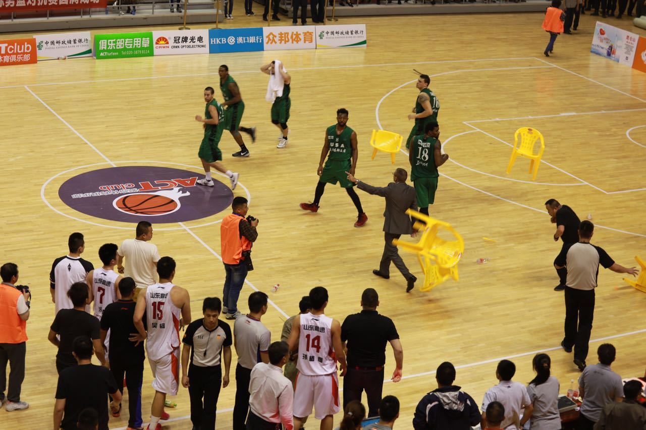 组图-火爆！山东男篮热身与美国群殴 椅子满天飞